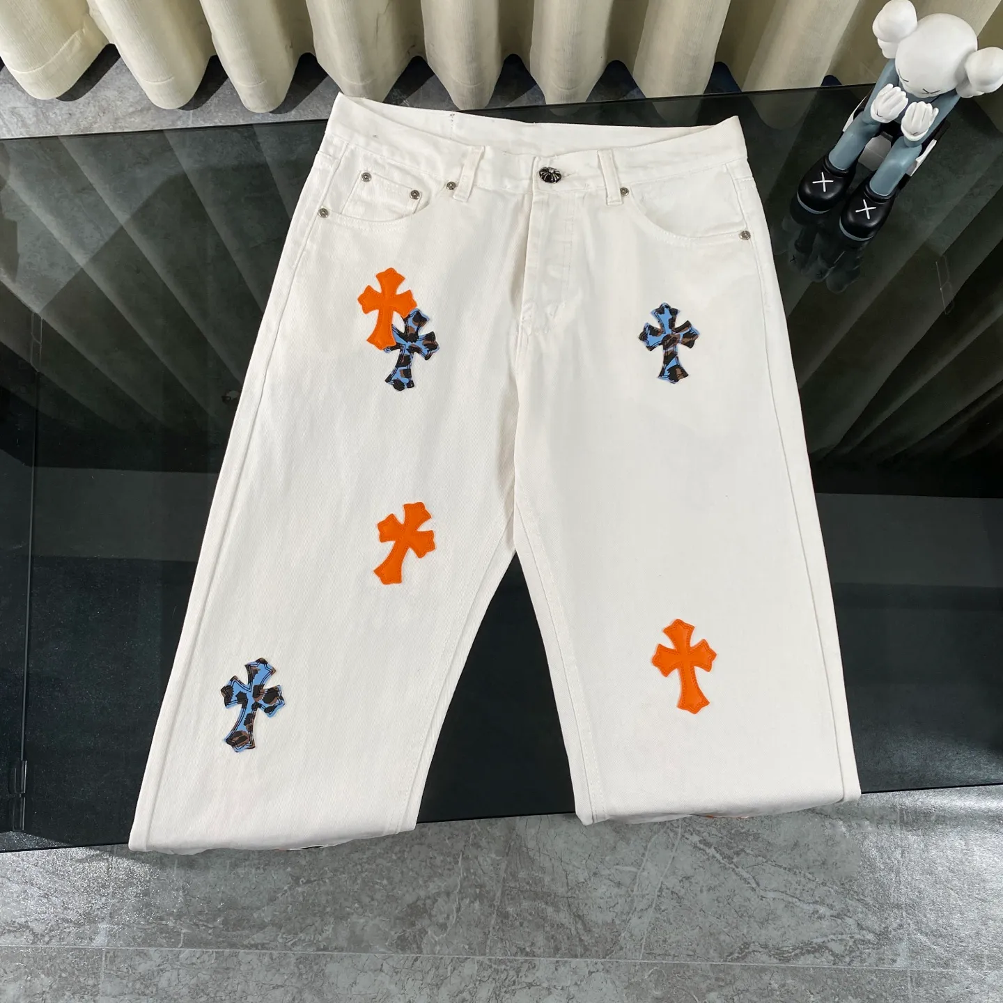 P240 CH Chromehearts 2025 new St.barth limited CH red and blue leopard print cross patchwork leather jeans. Top ceiling quality. Styles with different washed textures are very friendly to people with thin legs and thick legs. The straight and loose version is very flattering to the leg shape. The moderate length is timeless and easy to match. It is the basis of various styles. It is a must-have in the wardrobe! The fabric is stiff but also makes the upper body soft without losing texture. The washing process is even more perfect. It is a must-have item for everyone! ! ! Washed wheat, hang tag, pants label, three complete labels, color: white, size: 28, 30, 32, 34